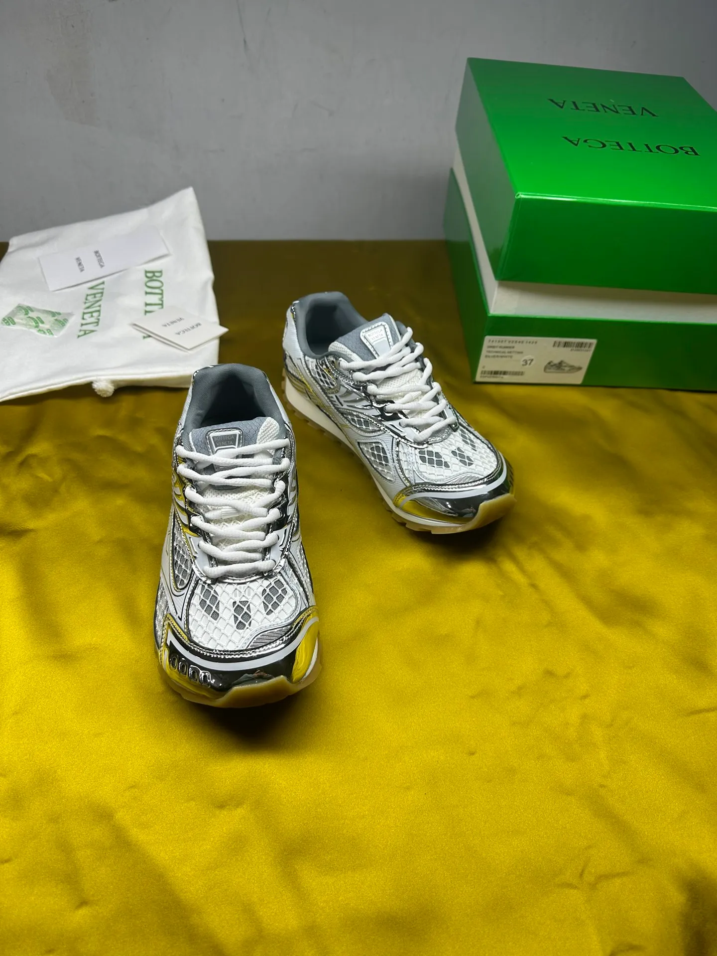 👟👟Ex-factory price 600👟👟 Men's size +10 Real photos 🔥🔥BV Orbit sneakers Wang Yibo's same style couple's dad shoes Runner sneakers, made of lightweight technical mesh fabric. Matched with geometric pattern designed rubber outsole, Wang Zha series high version. Look for the package technology. It is actually a lot taller, but the legs are still slim. Very nice, playable and durable. Matched to the standard💯 Package shoe technology. Look for the high version. The outsole is made of color-blocked TPU outsole. Women's model 35 36 37 38 39 40 41 42 (40 41 42 43 44 45 customized) (Customer logo can be accepted without refund or exchange at a favorable price) Equipped with original packaging